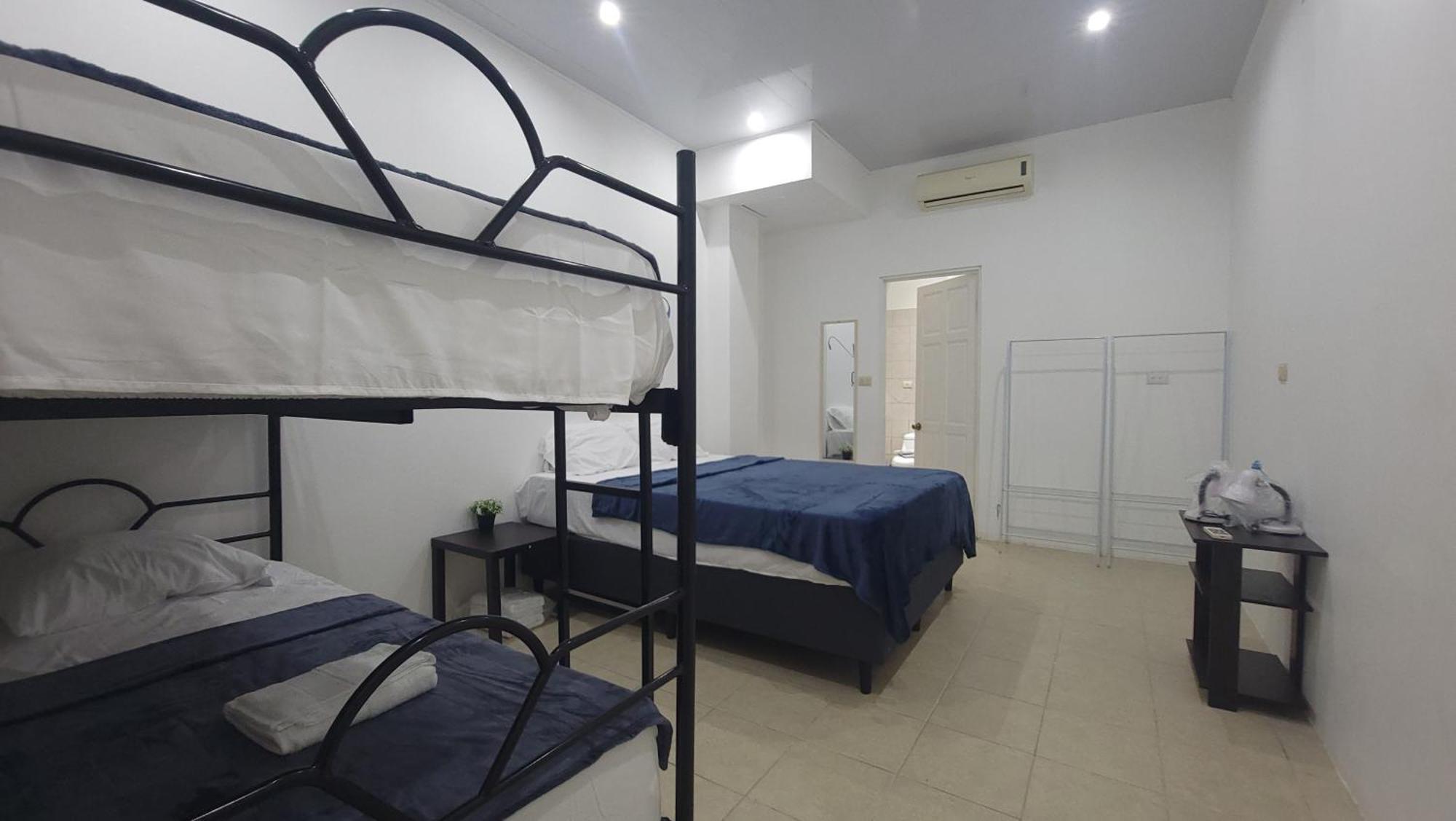 Surfo House Hotel & Hostel Тамариндо Екстериор снимка